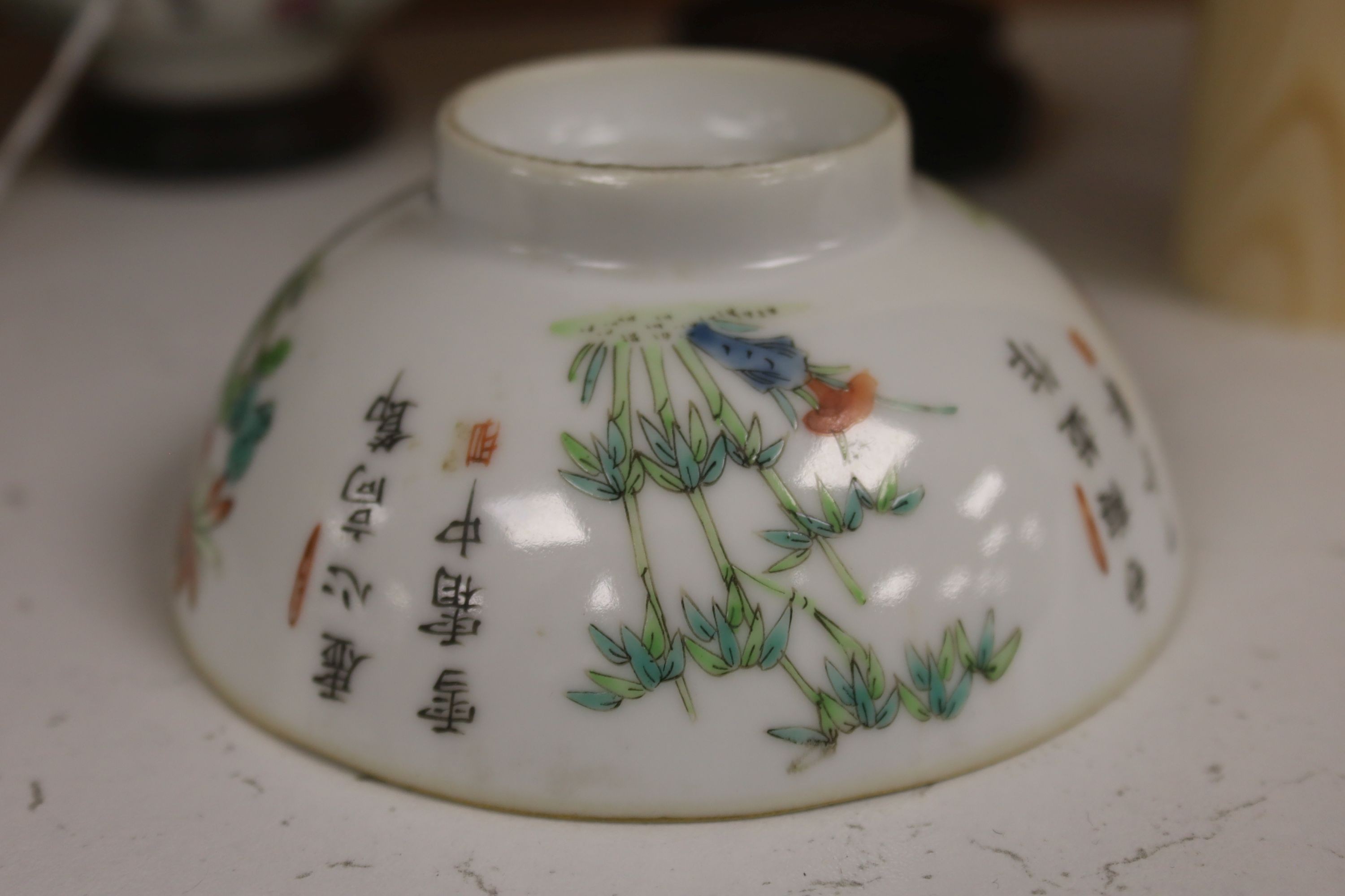 A pair of Chinese famille rose bowls on stands 11cm